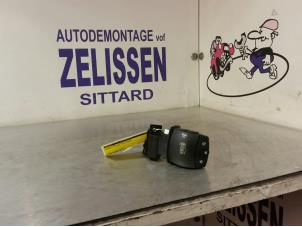 Gebruikte Schakelaar stuurbediening Renault Megane III Grandtour (KZ) 1.5 dCi 90 Prijs € 26,25 Margeregeling aangeboden door Zelissen V.O.F. autodemontage
