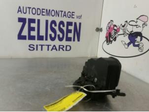 Gebruikte Slotmechaniek Portier 2Deurs rechts BMW 3 serie (E92) 325i Prijs € 63,00 Margeregeling aangeboden door Zelissen V.O.F. autodemontage
