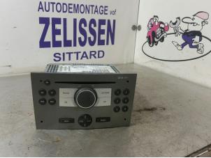 Gebruikte Radio CD Speler Opel Astra H (L48) 1.6 16V Twinport Prijs € 183,75 Margeregeling aangeboden door Zelissen V.O.F. autodemontage