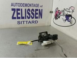 Gebruikte Achterklep Slotmechaniek Mazda 2 (NB/NC/ND/NE) 1.4 16V Prijs € 47,25 Margeregeling aangeboden door Zelissen V.O.F. autodemontage