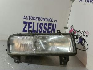 Gebruikte Rechter Koplamp Renault Master II (FD/HD) 2.2 dCi 16V Prijs € 42,00 Margeregeling aangeboden door Zelissen V.O.F. autodemontage