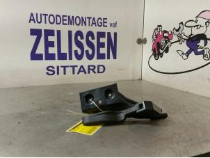 Gebruikte Motorkap hendel Opel Corsa D 1.2 16V Prijs € 21,00 Margeregeling aangeboden door Zelissen V.O.F. autodemontage