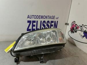 Gebruikte Linker Koplamp Opel Zafira (F75) 2.2 16V Prijs € 36,75 Margeregeling aangeboden door Zelissen V.O.F. autodemontage
