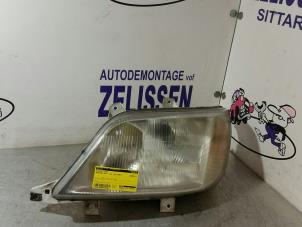 Gebruikte Linker Koplamp Mercedes Sprinter 3t (903) 311 CDI 16V Prijs € 42,00 Margeregeling aangeboden door Zelissen V.O.F. autodemontage