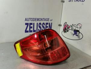 Gebruikte Achterlicht links Suzuki SX4 (EY/GY) 1.6 16V VVT Comfort,Exclusive Autom. Prijs € 78,75 Margeregeling aangeboden door Zelissen V.O.F. autodemontage
