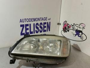 Gebruikte Linker Koplamp Opel Zafira (F75) 1.6 16V Prijs € 31,50 Margeregeling aangeboden door Zelissen V.O.F. autodemontage