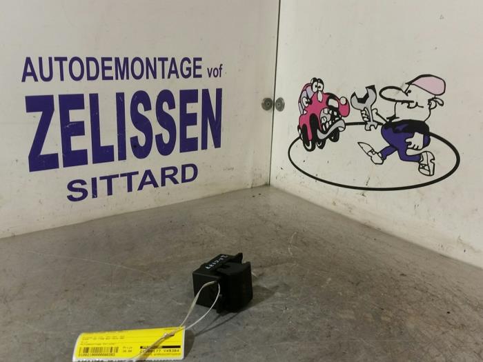 Gebruikte Schakelaar handrem Ford Focus C-Max 1.8 16V Flexifuel Prijs € 31,50 Margeregeling aangeboden door Zelissen V.O.F. autodemontage