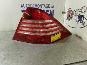 Gebruikte Achterlicht rechts Mercedes S (W220) 5.0 S-500 V8 24V Prijs € 99,75 Margeregeling aangeboden door Zelissen V.O.F. autodemontage