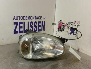 Gebruikte Koplamp rechts Opel Corsa B (73/78/79) 1.4i Prijs € 26,25 Margeregeling aangeboden door Zelissen V.O.F. autodemontage