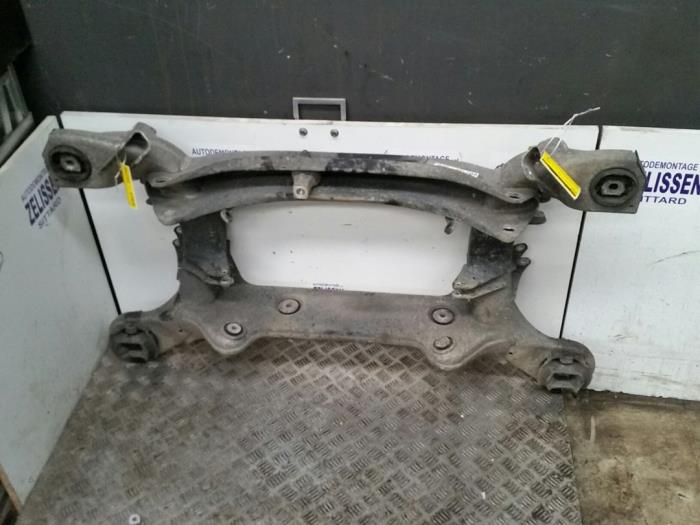 Gebruikte Subframe Mercedes S (W220) 5.0 S-500 V8 24V Prijs € 183,75 Margeregeling aangeboden door Zelissen V.O.F. autodemontage