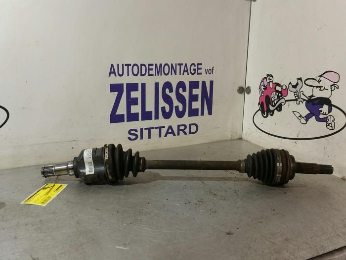 Gebruikte Aandrijfas links-voor Toyota Yaris (P1) 1.3 16V VVT-i Prijs € 36,75 Margeregeling aangeboden door Zelissen V.O.F. autodemontage