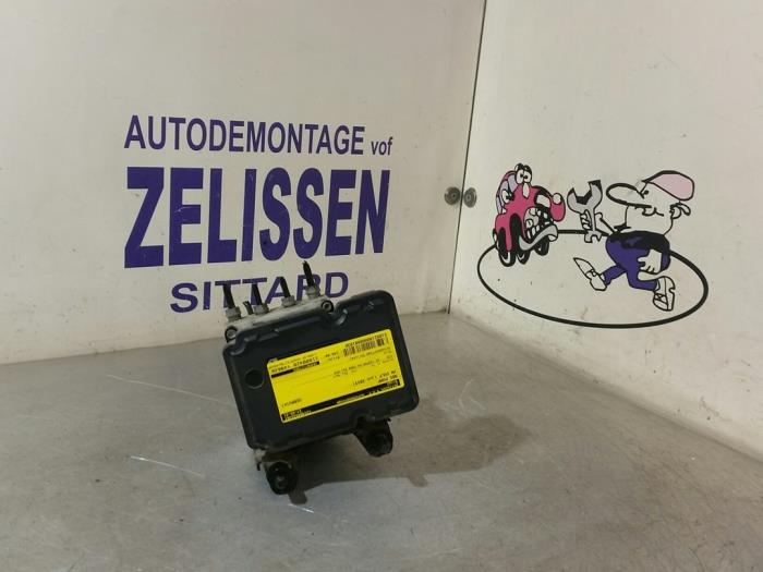 Gebruikte ABS Pomp Volkswagen Golf VI (5K1) 2.0 TDI 16V Prijs € 257,25 Margeregeling aangeboden door Zelissen V.O.F. autodemontage