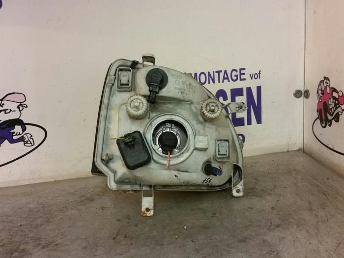 Koplamp links van een Opel Agila (A)  2001