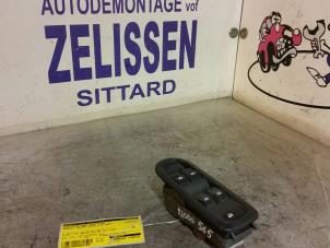Gebruikte Raam schakelaar elektrisch Renault Scénic II (JM) 1.6 16V Prijs € 31,50 Margeregeling aangeboden door Zelissen V.O.F. autodemontage