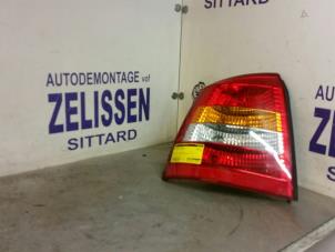 Gebruikte Achterlicht links Opel Astra H (L48) 1.6 16V Twinport Prijs € 36,75 Margeregeling aangeboden door Zelissen V.O.F. autodemontage