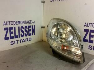 Gebruikte Koplamp rechts Nissan Kubistar (F10) 1.5 dCi 65 Prijs € 31,50 Margeregeling aangeboden door Zelissen V.O.F. autodemontage