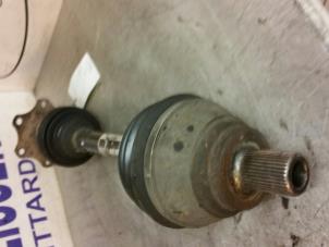 Gebruikte Aandrijfas links-voor Audi A6 Avant Quattro (C5) 2.5 TDI V6 24V Prijs € 99,75 Margeregeling aangeboden door Zelissen V.O.F. autodemontage