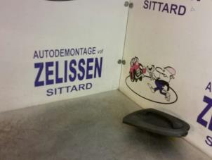 Gebruikte Portiergreep 2Deurs links Smart Fortwo Coupé (451.3) 1.0 45 KW Prijs € 42,00 Margeregeling aangeboden door Zelissen V.O.F. autodemontage