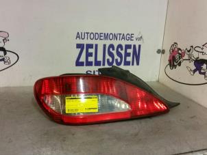 Gebruikte Achterlicht links Peugeot 406 Coupé (8C) 2.0 16V Prijs € 31,50 Margeregeling aangeboden door Zelissen V.O.F. autodemontage