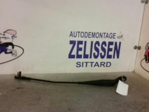 Gebruikte Ruitenwisserarm voor Peugeot 207 SW (WE/WU) 1.4 16V Vti Prijs € 15,75 Margeregeling aangeboden door Zelissen V.O.F. autodemontage