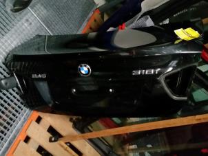 Gebruikte Kofferdeksel BMW 3 serie (E90) 318i 16V Prijs € 204,75 Margeregeling aangeboden door Zelissen V.O.F. autodemontage