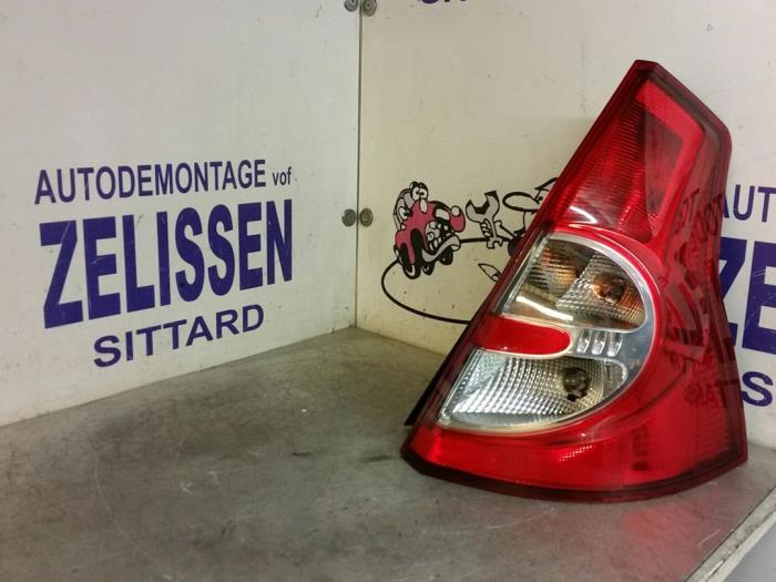 Achterlicht rechts van een Dacia Sandero I (BS) 1.2 16V 2010