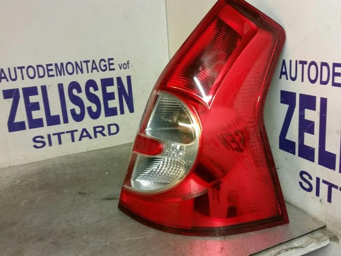 Achterlicht rechts van een Dacia Sandero I (BS) 1.2 16V 2010