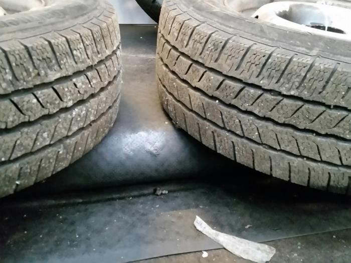 Velgen set + banden van een Hyundai H-1/H-200 2.5 Tdi 2006