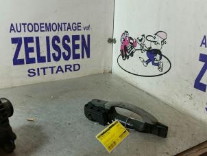 Gebruikte Portiergreep 2Deurs links Ford Fiesta 5 (JD/JH) 1.3 Prijs € 15,75 Margeregeling aangeboden door Zelissen V.O.F. autodemontage