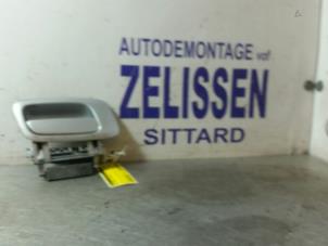 Gebruikte Portiergreep 4Deurs rechts-voor Opel Zafira (F75) 2.0 16V Turbo OPC Prijs € 15,75 Margeregeling aangeboden door Zelissen V.O.F. autodemontage