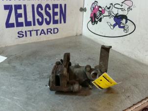 Gebruikte Remklauw (Tang) links-achter Nissan Almera (N16) 1.5 16V Prijs € 36,75 Margeregeling aangeboden door Zelissen V.O.F. autodemontage