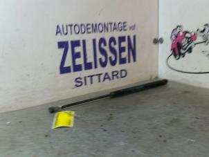 Gebruikte Kofferdekseldemper rechts-achter Volkswagen Fox (5Z) 1.2 Prijs € 10,50 Margeregeling aangeboden door Zelissen V.O.F. autodemontage