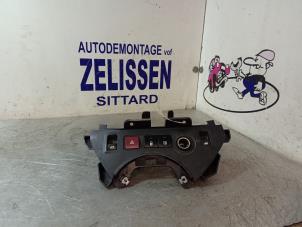 Gebruikte Gevarenlicht Schakelaar Peugeot Partner Tepee (7A/B/C/D/E/F/G/J/P/S) 1.6 HDiF 90 16V Phase 1 Prijs € 31,50 Margeregeling aangeboden door Zelissen V.O.F. autodemontage