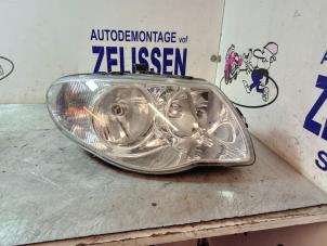 Gebruikte Koplamp rechts Dodge Ram Van 2.5 CRD 16V Prijs € 52,50 Margeregeling aangeboden door Zelissen V.O.F. autodemontage