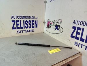 Gebruikte Kofferdekseldemper links-achter BMW X5 (E53) 3.0 24V Prijs € 15,75 Margeregeling aangeboden door Zelissen V.O.F. autodemontage