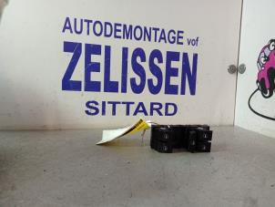 Gebruikte Ruit schakelaar elektrisch Volkswagen Golf Plus (5M1/1KP) 1.9 TDI 105 Prijs € 21,00 Margeregeling aangeboden door Zelissen V.O.F. autodemontage
