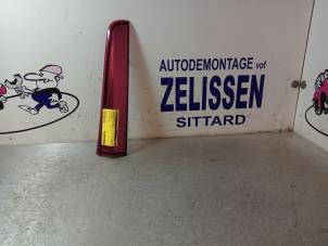 Gebruikte Achterlichtrand links Nissan Note (E11) 1.4 16V Prijs € 26,25 Margeregeling aangeboden door Zelissen V.O.F. autodemontage