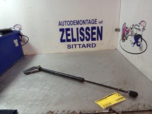 Gebruikte Kofferdekseldemper rechts-achter Opel Agila (B) 1.2 16V Prijs € 15,75 Margeregeling aangeboden door Zelissen V.O.F. autodemontage