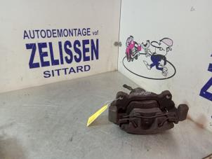 Gebruikte Remklauw (Tang) links-voor Volkswagen Golf V (1K1) 1.4 16V Prijs € 47,25 Margeregeling aangeboden door Zelissen V.O.F. autodemontage