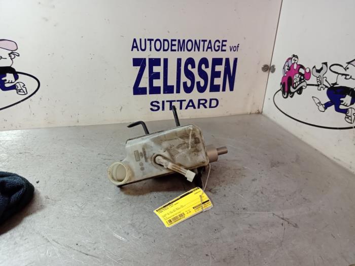 Gebruikte Hoofdremcilinder Ford Focus 2 1.6 16V Prijs € 26,25 Margeregeling aangeboden door Zelissen V.O.F. autodemontage