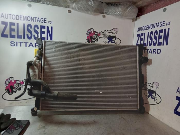 Gebruikte Radiateur Volkswagen Caddy III (2KA,2KH,2CA,2CH) 2.0 SDI Prijs € 52,50 Margeregeling aangeboden door Zelissen V.O.F. autodemontage