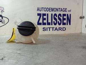 Gebruikte Koelvloeistof Reservoir Seat Mii Prijs € 31,50 Margeregeling aangeboden door Zelissen V.O.F. autodemontage