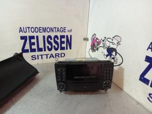 Gebruikte Radio CD Speler Mercedes C (W203) 1.8 C-200K 16V Prijs € 131,25 Margeregeling aangeboden door Zelissen V.O.F. autodemontage