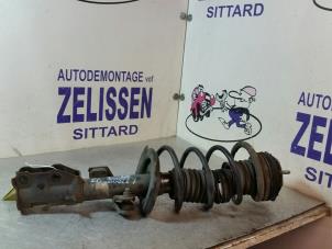 Gebruikte Schokdemperpoot links-voor Mazda 2 (DE) 1.3 16V S-VT Prijs € 52,50 Margeregeling aangeboden door Zelissen V.O.F. autodemontage