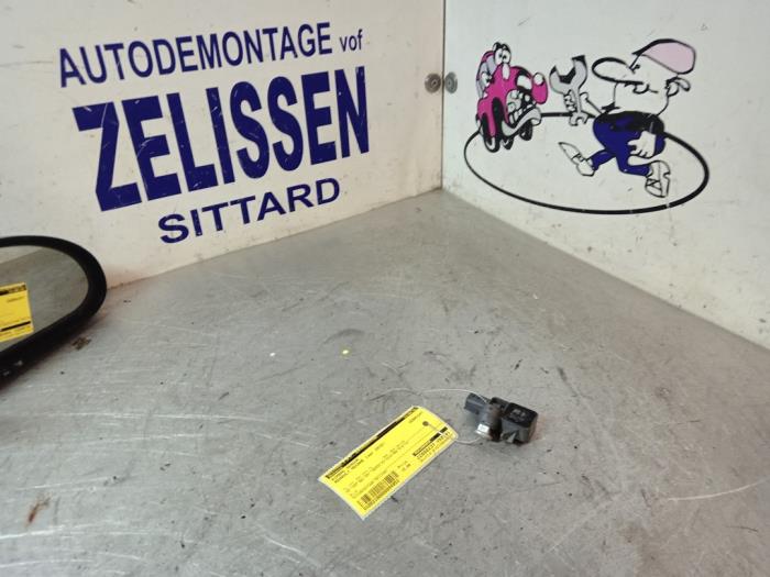 Gebruikte Airbag Sensor Renault Megane III Grandtour (KZ) 1.4 16V TCe 130 Prijs € 15,75 Margeregeling aangeboden door Zelissen V.O.F. autodemontage