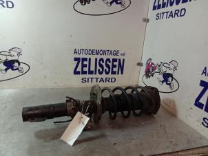 Gebruikte Schokdemperpoot links-voor Volkswagen Polo IV (9N1/2/3) 1.2 Prijs € 42,00 Margeregeling aangeboden door Zelissen V.O.F. autodemontage