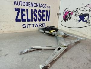 Gebruikte Ruitmechaniek 4Deurs links-voor Opel Zafira (M75) 1.6 16V Prijs € 42,00 Margeregeling aangeboden door Zelissen V.O.F. autodemontage