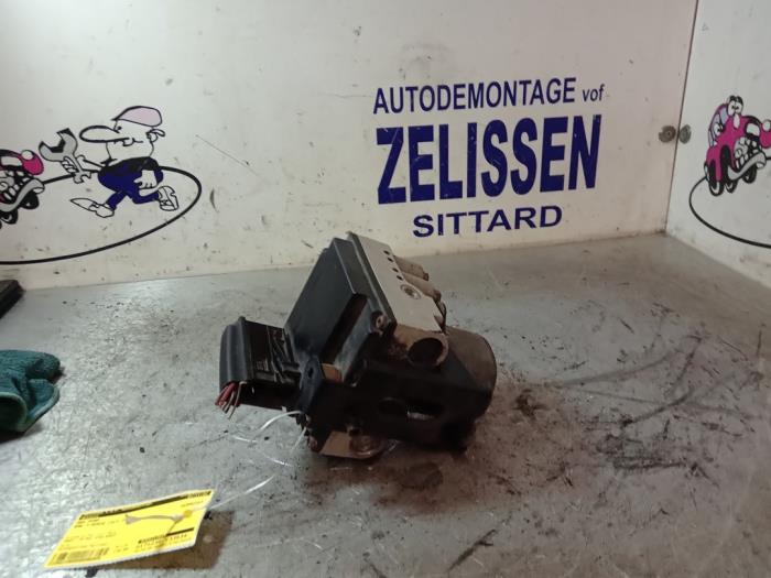Gebruikte ABS Pomp BMW 7 serie (E38) 728iA,iA Executive 24V Prijs € 183,75 Margeregeling aangeboden door Zelissen V.O.F. autodemontage