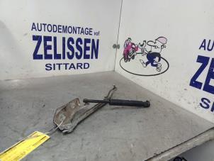 Gebruikte Motorkap Scharnier Mercedes ML I (163) 270 2.7 CDI 20V Prijs € 31,50 Margeregeling aangeboden door Zelissen V.O.F. autodemontage