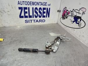 Gebruikte Amortisseur rechts-achter Volkswagen Golf III Cabrio Restyling (1E7) 1.8 Kat. Prijs € 10,50 Margeregeling aangeboden door Zelissen V.O.F. autodemontage